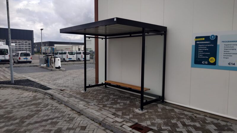 Moderne rookoverkapping Palermo met houten bank voor bedrijfsterrein in Urk
