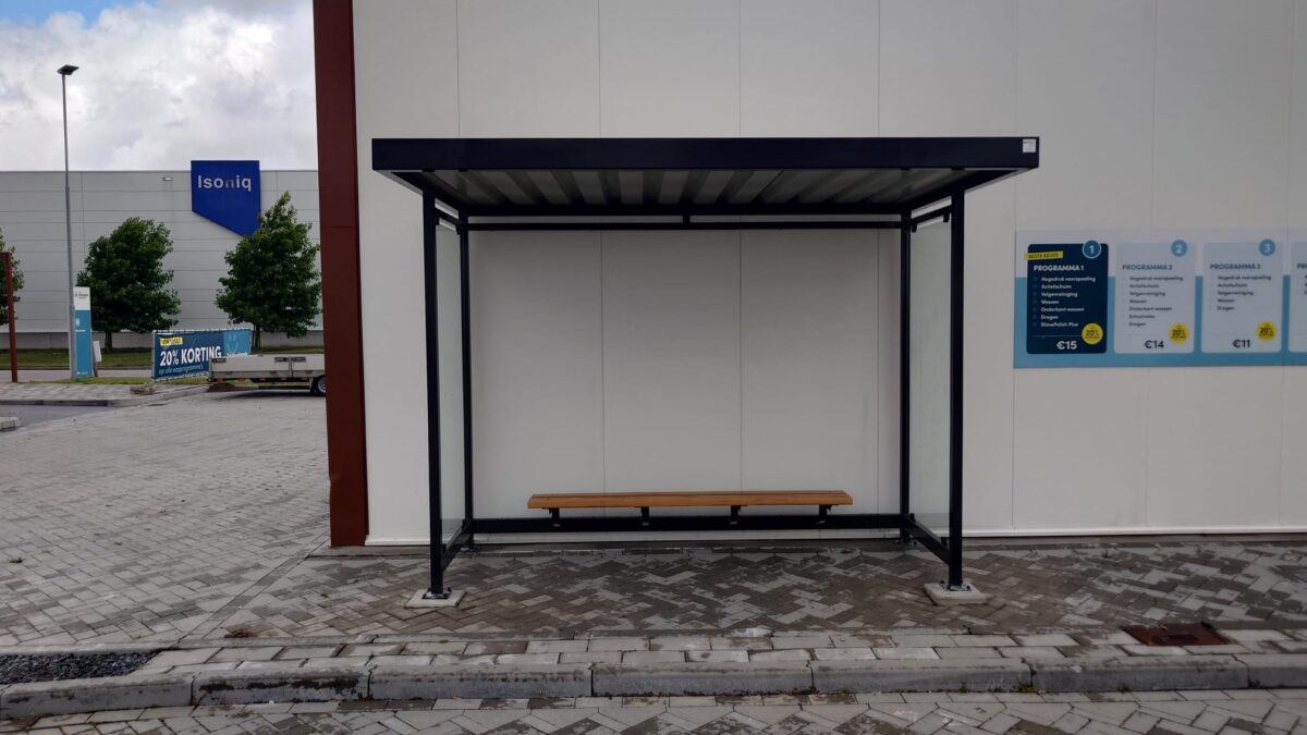 Rookoverkapping plaatsen? De complete kennisgids voor bedrijven en organisaties 7 Rookabri Palermo met houten bank als beschutte rookvoorziening in Urk
