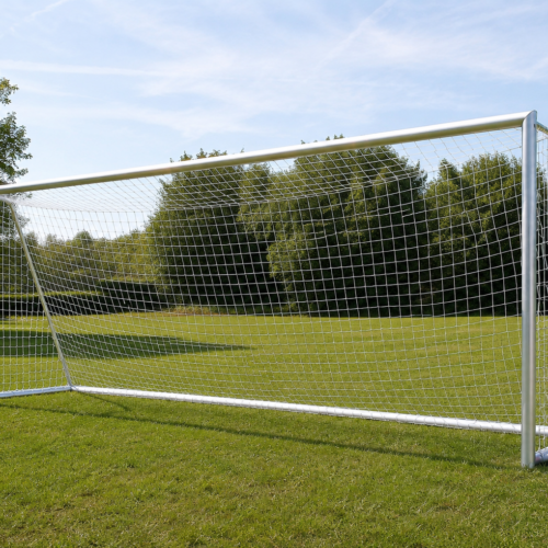 Verplaatsbaar aluminium voetbaldoel 7,32 x 2,44 meter op een groen sportveld met transportwielen en professioneel doelnet.
