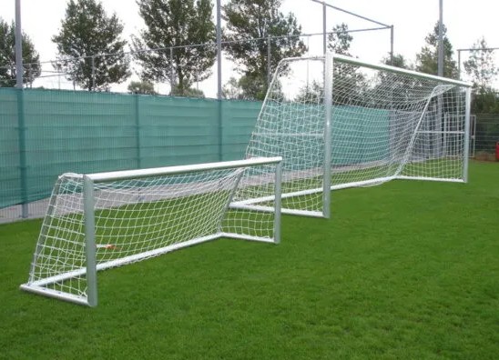 Voetbaldoel kopen? Zo herkent u de kwaliteit van een professioneel voetbaldoel 4 JVD195 jeugdvoetbaldoel (3 × 1 meter) en JVD150 pupillenvoetbaldoel (5 × 2 meter) met D80 aluminium doelprofiel naast elkaar.