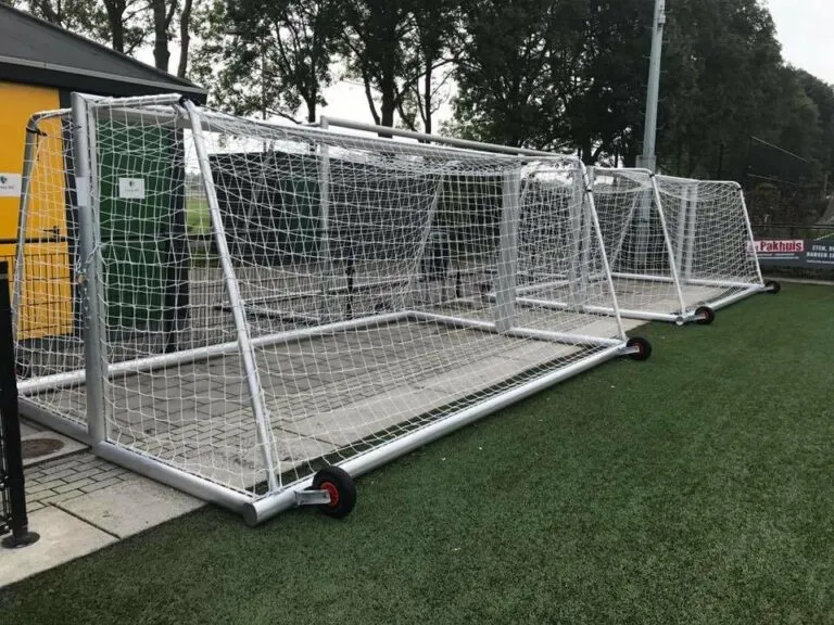 Voetbaldoel kopen? Zo herkent u de kwaliteit van een professioneel voetbaldoel 12 pupillendoelen met geintegreerd gewicht bij FC Groningen