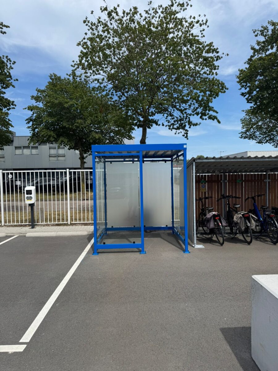 Twee rookoverkappingen Myla Standaard 2x2 meter geplaatst in Tilburg 4 Moderne rookvoorziening Myla standaard 2x2 meter met melkglas geplaatst op in Tilburg.