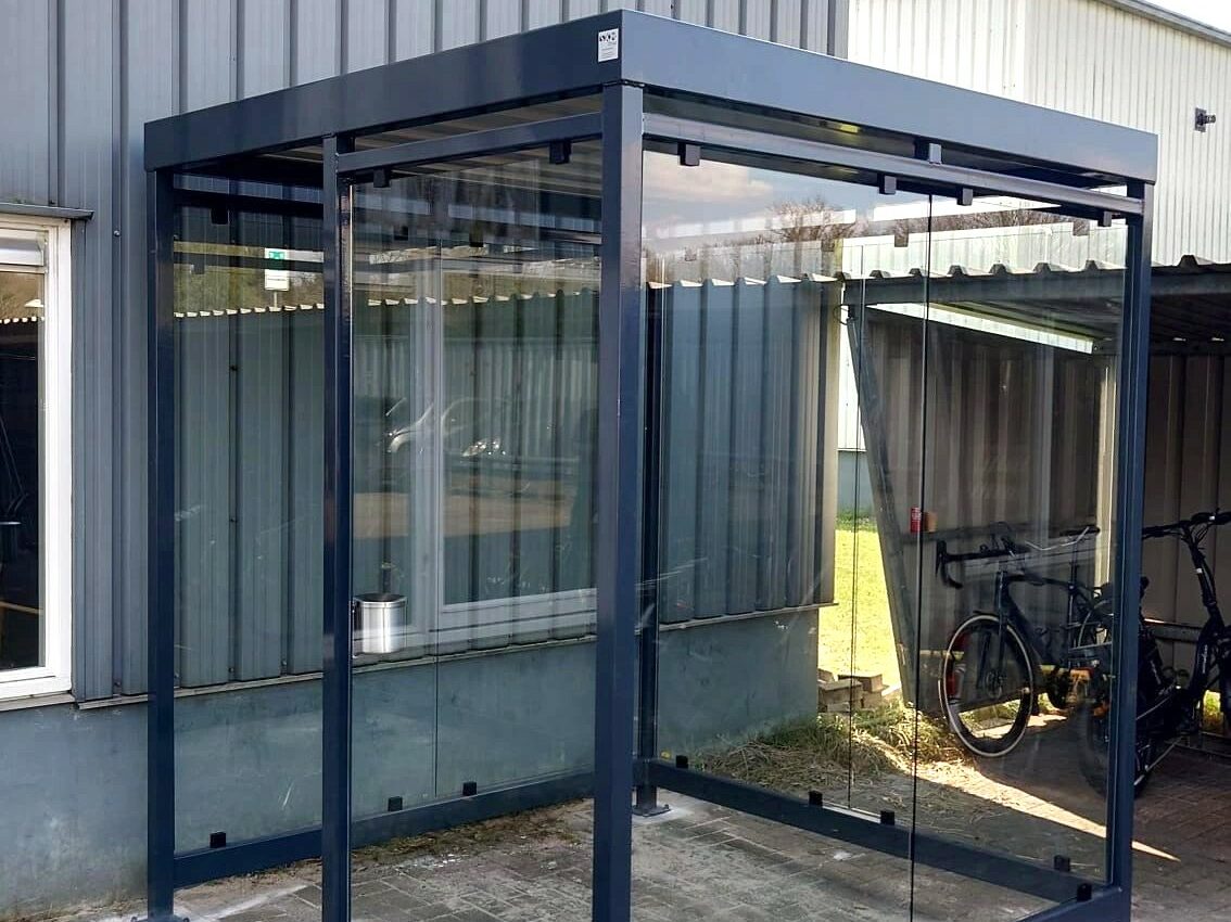 Rookoverkapping plaatsen? De complete kennisgids voor bedrijven en organisaties 9 Rookoverkapping Myla 2x2m geplaatst in Nieuw Bergen met ESG glas op poeren