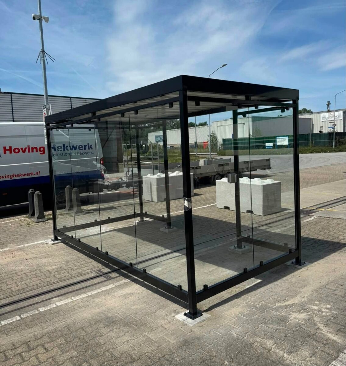 Rookoverkapping Myla 4 × 2 meter met glazen wanden geplaatst op bedrijfsterrein in Katwijk 2 Rookruimte buiten 4 x 2 meter Myla op bedrijfsterrein in Katwijk met glazen wanden