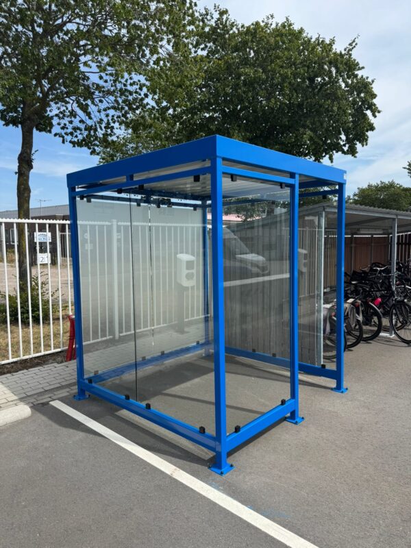 Rookoverkapping Myla Standaard 2x2 m in RAL 5017 met melkglas achterwand geplaatst in Tilburg