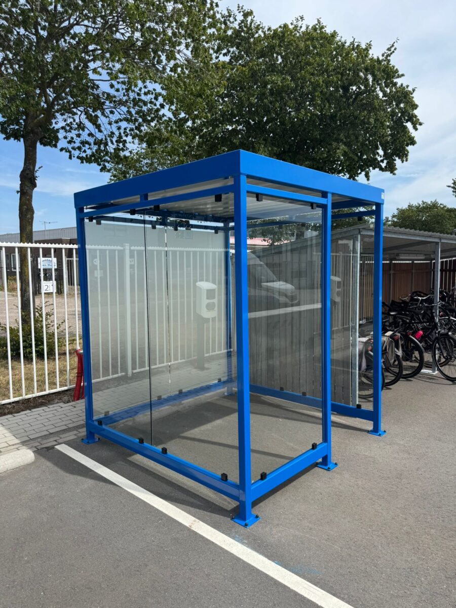 Twee rookoverkappingen Myla Standaard 2x2 meter geplaatst in Tilburg 3 Rookoverkapping Myla Standaard 2x2 m in RAL 5017 met melkglas achterwand geplaatst in Tilburg