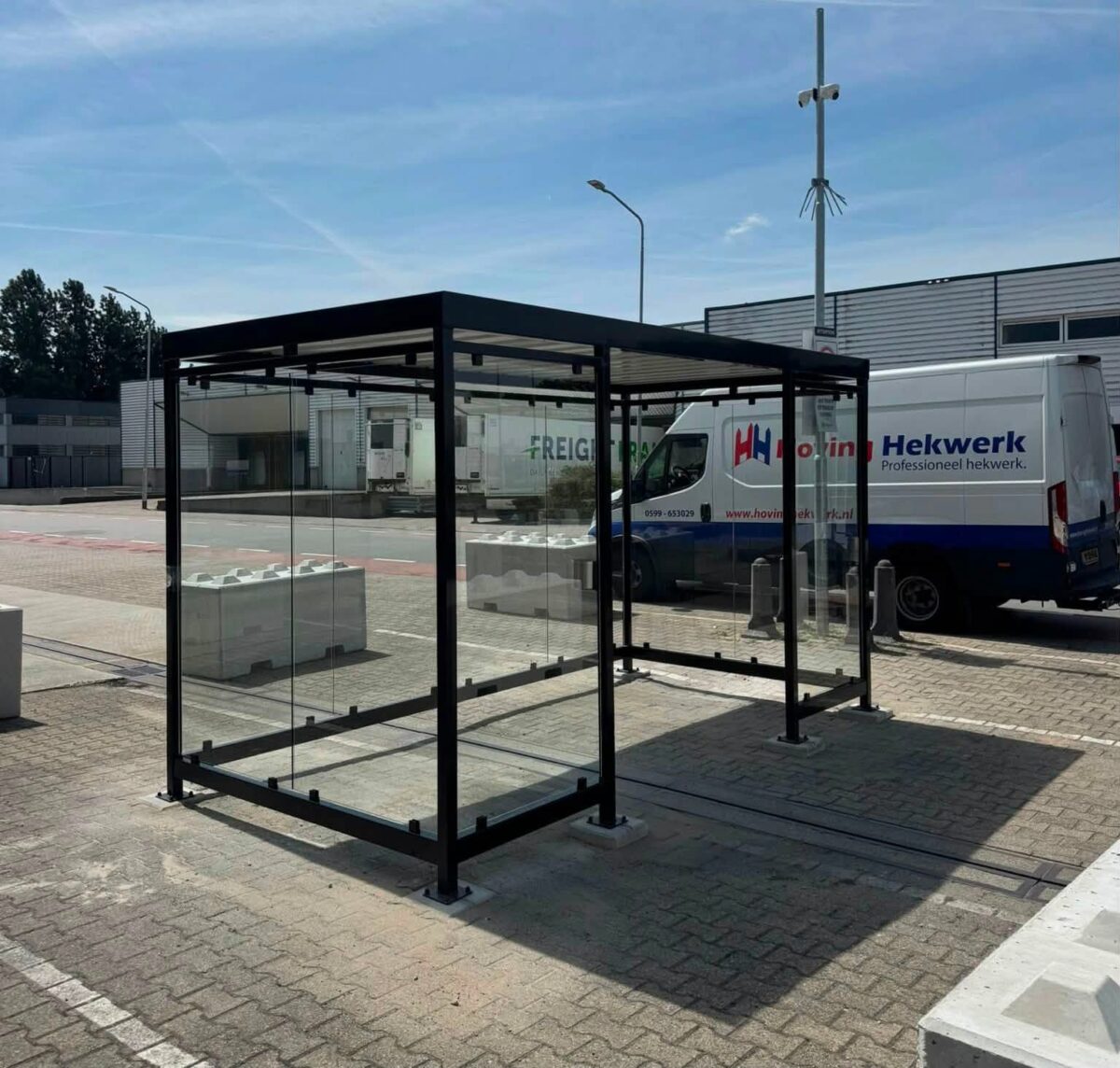 Rookoverkapping Myla 4 × 2 meter met glazen wanden geplaatst op bedrijfsterrein in Katwijk 3 Rookruimte buiten Myla 4 x 2 meter met glazen wanden geplaatst op bedrijfsterrein in Katwijk