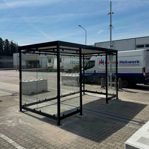 Rookoverkapping Myla 274 Rookruimte buiten Myla 4 x 2 meter met glazen wanden geplaatst op bedrijfsterrein in Katwijk