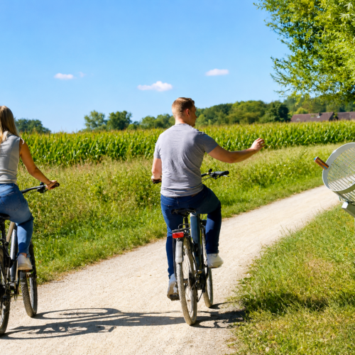 Afvalbak Fietsroute 114 liter langs fietspad met fietsers