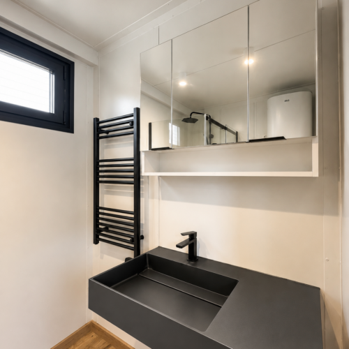 Kantoorunit 10 x 3 meter – luxe geïsoleerde kantoorcontainer 30 m² 25 Badkamer met wastafel en spiegel in modulaire woonunit.