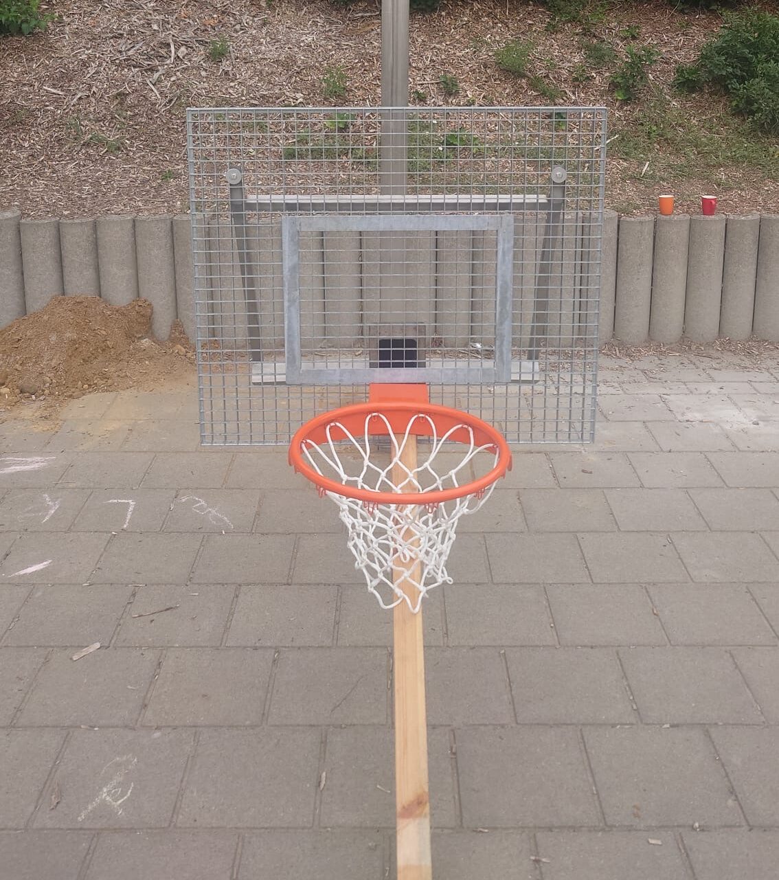 Sportvoorzieningen en fietsoverkapping geplaatst in Oegstgeest, Veldhoven en Harelbeke 7 Verstelbare basketbalpaal Rothe+ na montage terwijl de betonnen fundering uithardt
