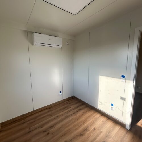 Kantoorunit 10 x 3 meter – luxe geïsoleerde kantoorcontainer 30 m² 34 Luxe modulaire kantoorunit 10 x 3 meter voor bedrijfsterrein