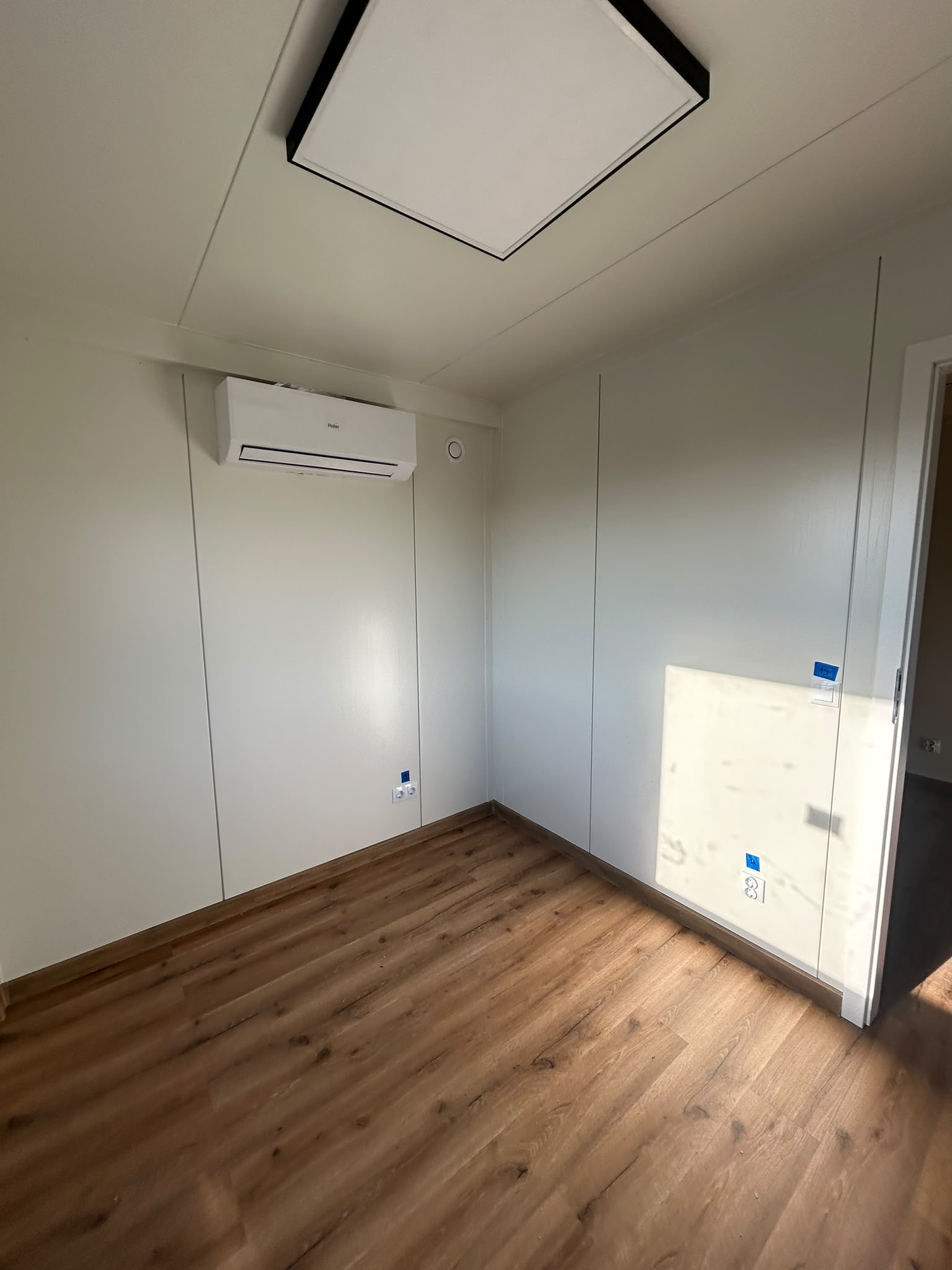 Kantoorunit 10 x 3 meter – luxe geïsoleerde kantoorcontainer 30 m² 15 Luxe modulaire kantoorunit 10 x 3 meter voor bedrijfsterrein