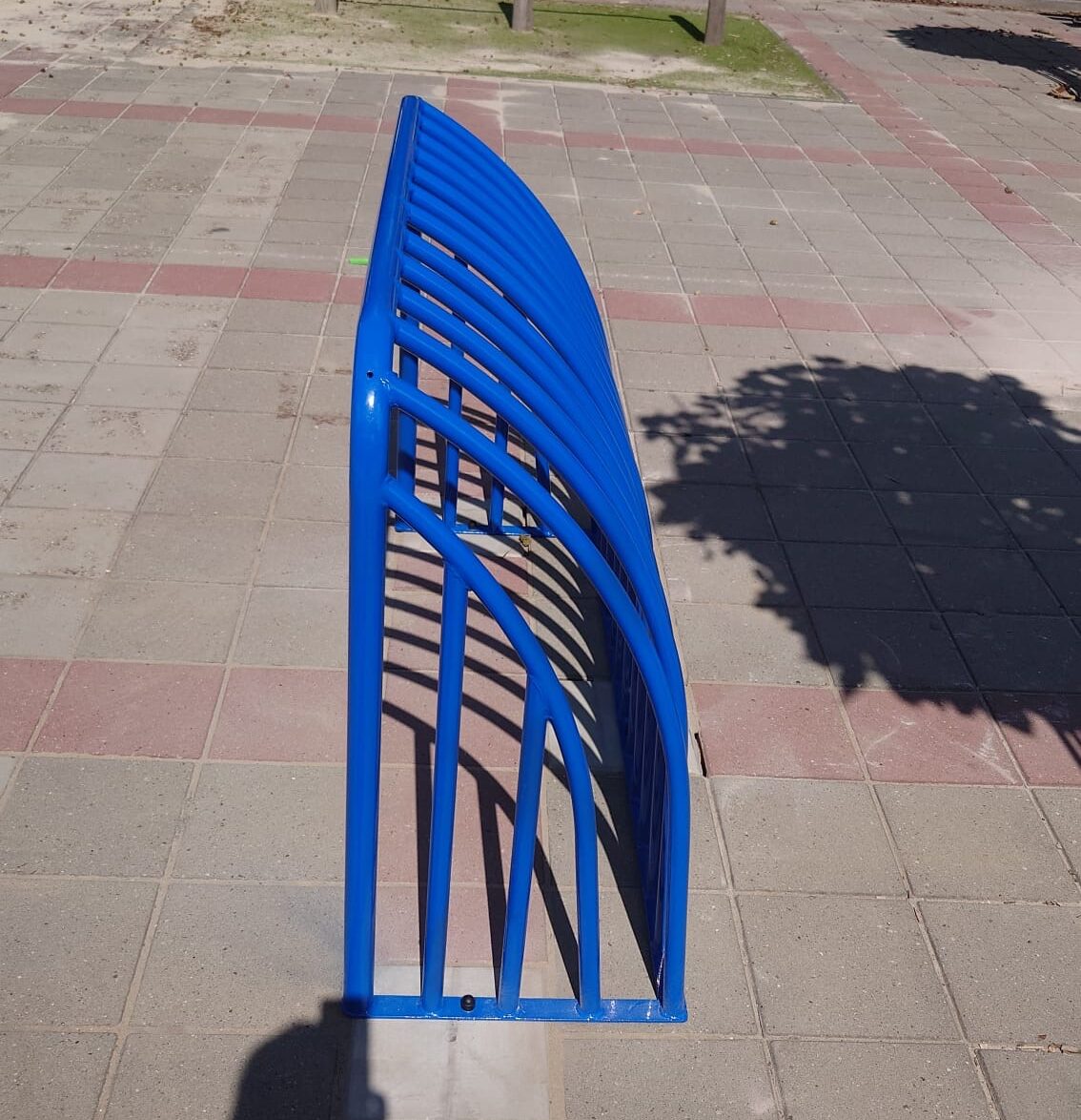Sportvoorzieningen en fietsoverkapping geplaatst in Oegstgeest, Veldhoven en Harelbeke 2 Twee blauwe voetbaldoeltjes TRD200 van 150 × 75 cm geplaatst in Oegstgeest