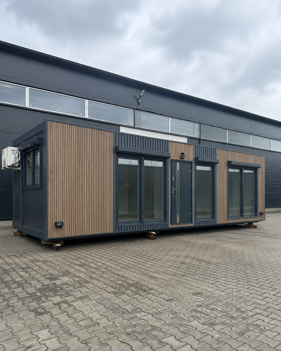 Kantoorunit buiten 10 x 3 meter – Dordrecht 2 Modulaire kantoorunit 10 x 3 meter met grote ramen en entree