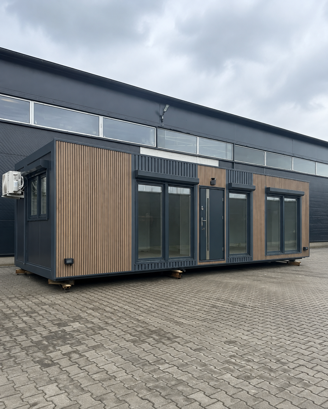 Kantoorunit 10 x 3 meter – luxe geïsoleerde kantoorcontainer 30 m² 2 Modulaire kantoorunit 10 x 3 meter met grote ramen en entree