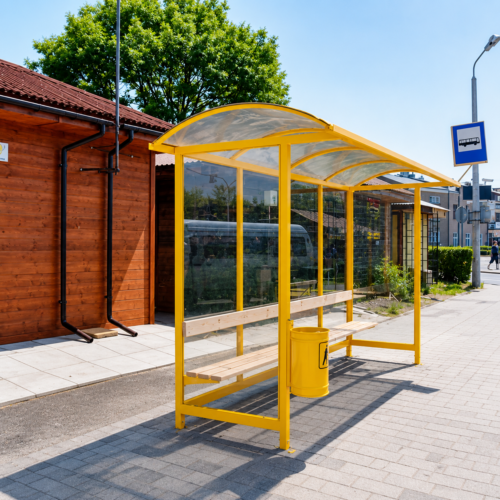 Busabri Topaz met glazen wanden, gebogen dak en houten zitbank