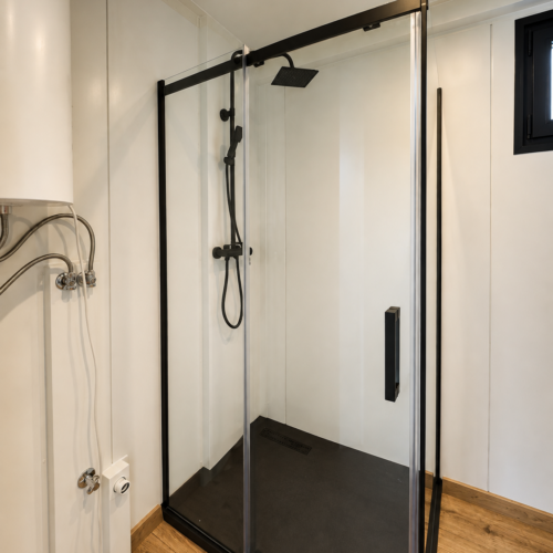 Kantoorunit 10 x 3 meter – luxe geïsoleerde kantoorcontainer 30 m² 26 Badkamer met douche in geïsoleerde woonunit 10 x 3 meter
