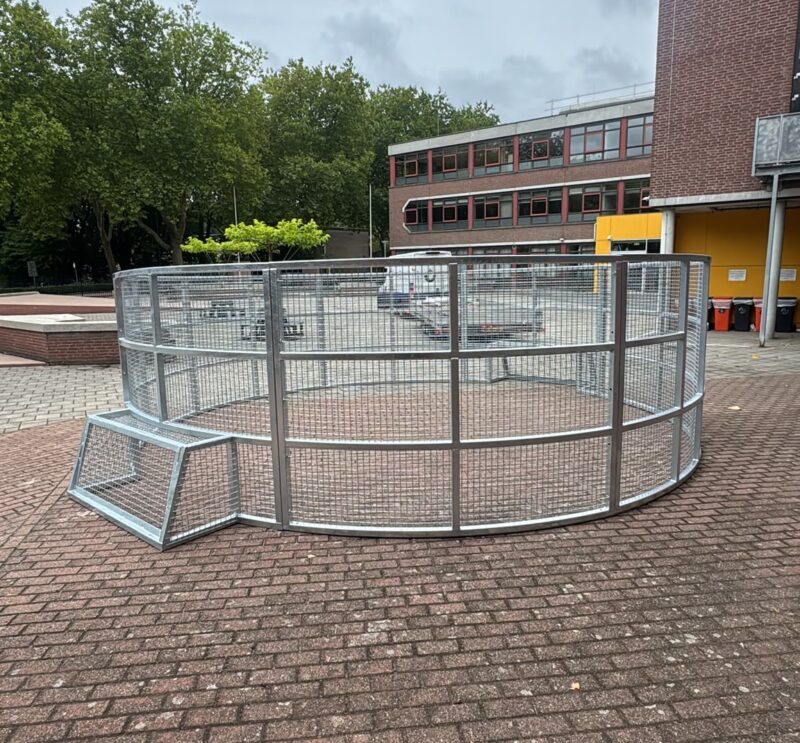 Duurzame verzinkte sportkooi Match met ronde vorm en hoge wanden