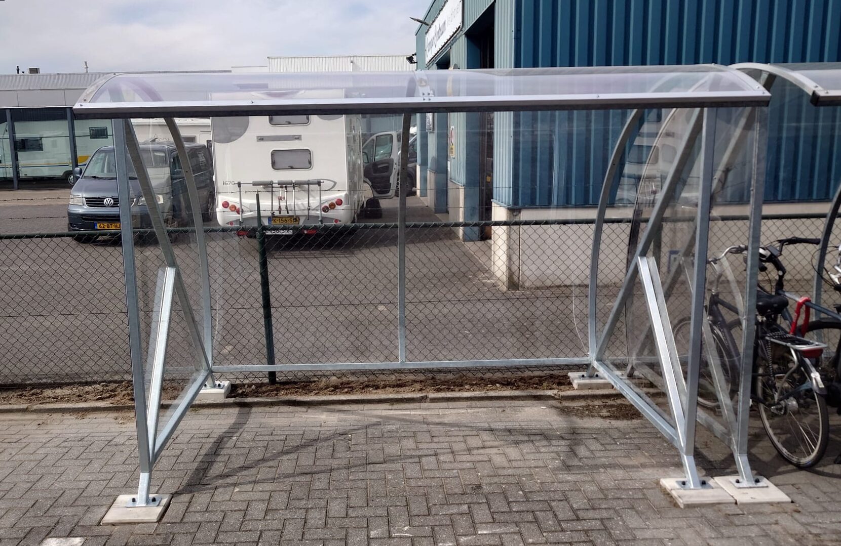Sportvoorzieningen en fietsoverkapping geplaatst in Oegstgeest, Veldhoven en Harelbeke 5 Verzinkte fietsoverkapping BF1000 van 3 meter gemonteerd in Veldhoven