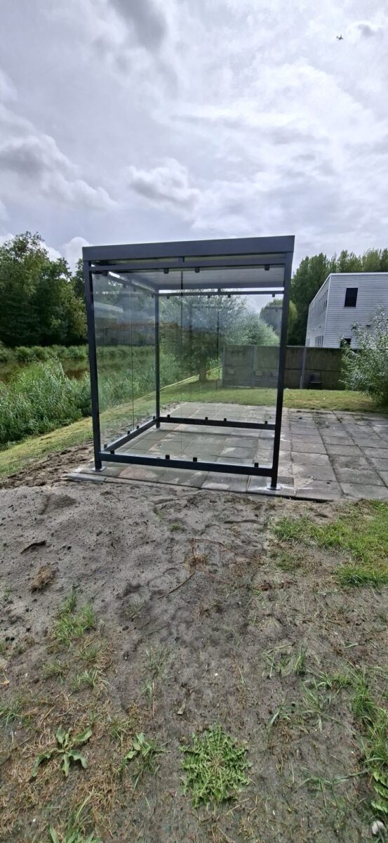 Rookoverkapping Myla 2 x 2 meter geleverd en gemonteerd in Lelystad 2 Rookoverkapping Myla van 2 x 2 meter in RAL 7016 geplaatst in Lelystad