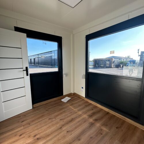 Kantoorunit 10 x 3 meter – luxe geïsoleerde kantoorcontainer 30 m² 36 Buiten kantoorunit 10 meter lang en 3 meter breed