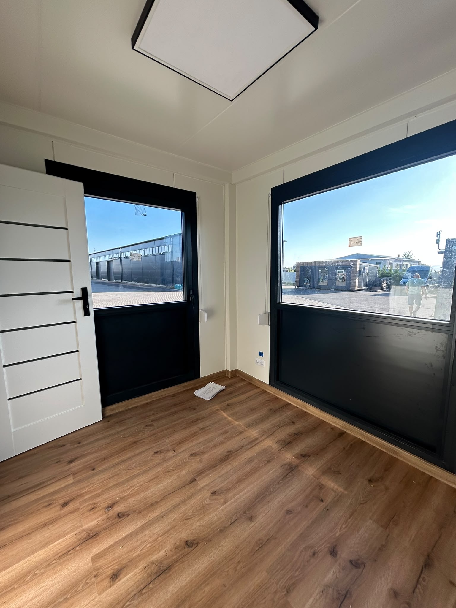 Kantoorunit 10 x 3 meter – luxe geïsoleerde kantoorcontainer 30 m² 17 Buiten kantoorunit 10 meter lang en 3 meter breed