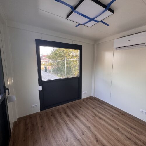 Kantoorunit 10 x 3 meter – luxe geïsoleerde kantoorcontainer 30 m² 35 Moderne kantoorunit 10 x 3m geplaatst op locatie