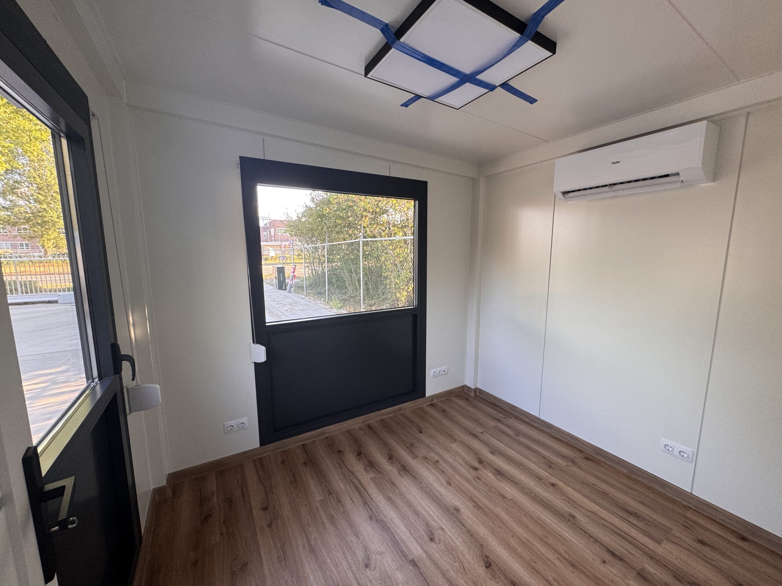 Kantoorunit 10 x 3 meter – luxe geïsoleerde kantoorcontainer 30 m² 16 Moderne kantoorunit 10 x 3m geplaatst op locatie