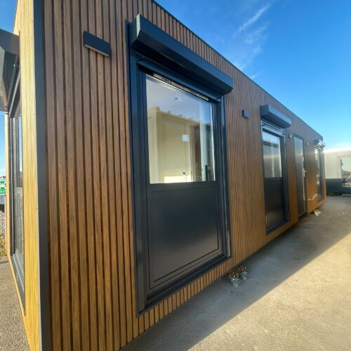 Kantoorunit 10 x 3 meter – luxe geïsoleerde kantoorcontainer 30 m² 28 Modulaire kantoorunit 10 x 3 meter met grote raampartijen