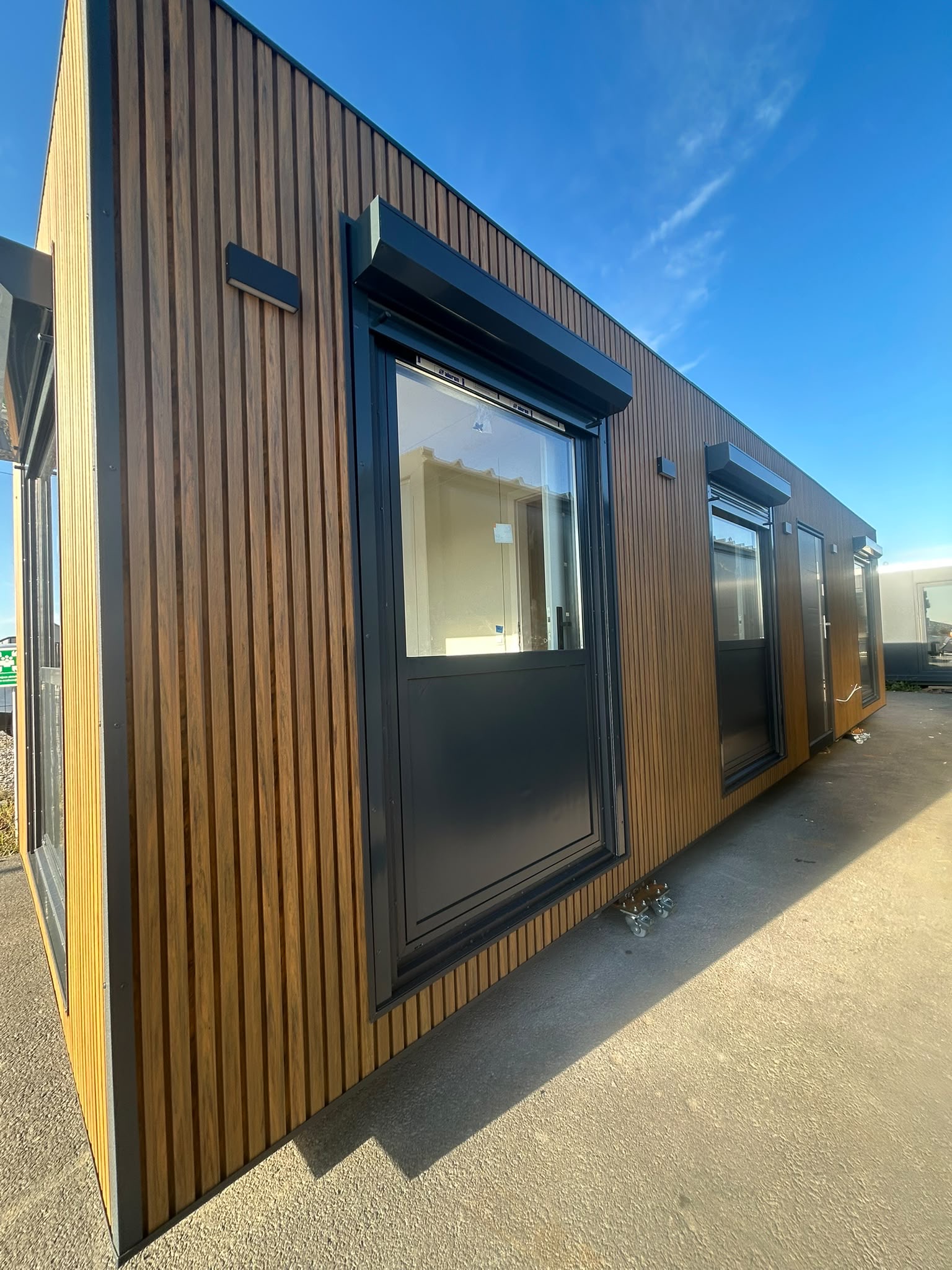 Kantoorunit 10 x 3 meter – luxe geïsoleerde kantoorcontainer 30 m² 9 Modulaire kantoorunit 10 x 3 meter met grote raampartijen