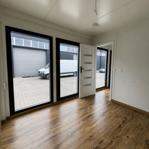 Kantoorunit 10 x 3 meter – luxe geïsoleerde kantoorcontainer 30 m² 22 Binnenzijde geïsoleerde kantoorunit met grote ramen en moderne vloer