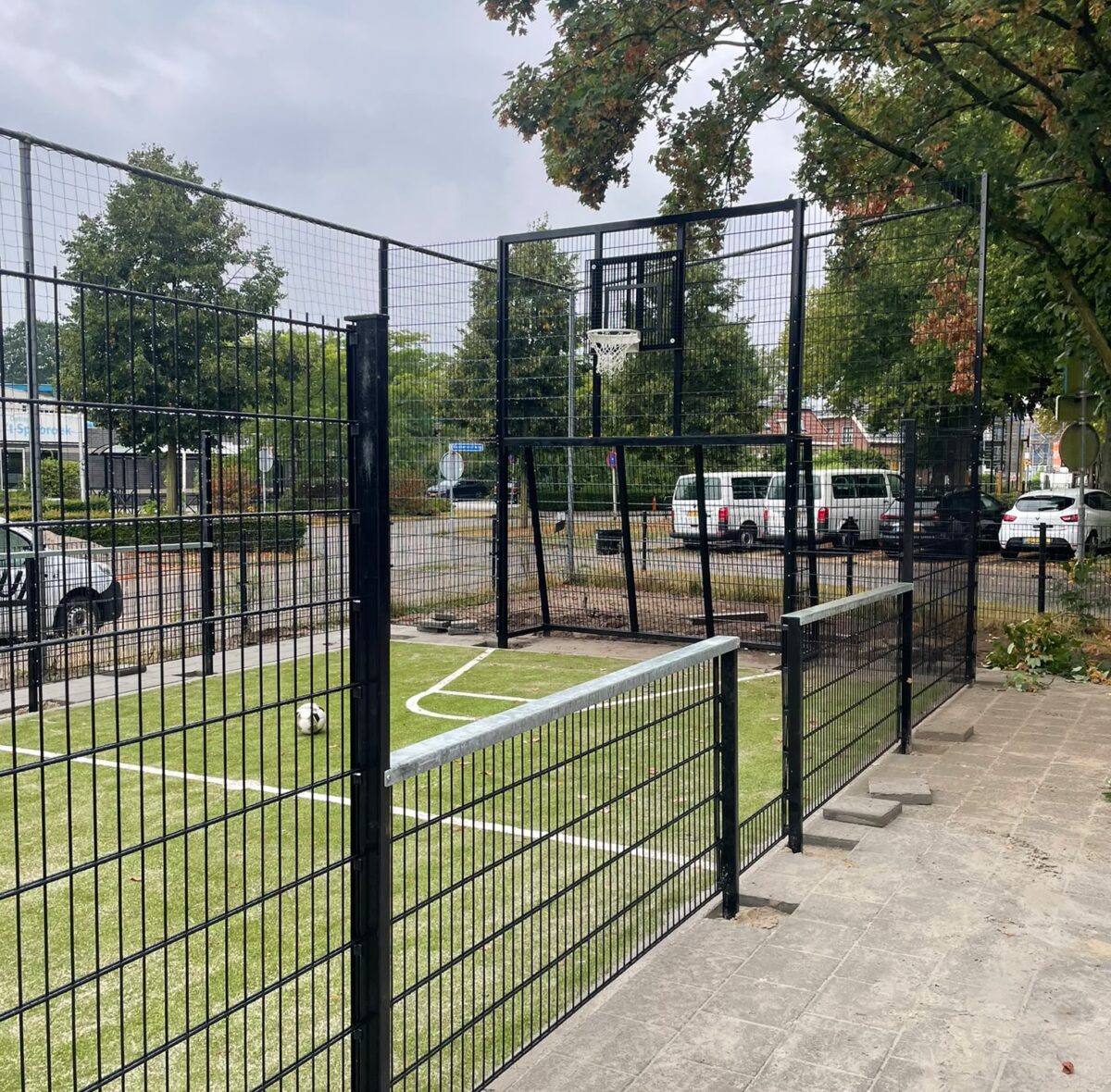 Basketbal op schoolplein of speelplein: afmetingen, basketbalpalen en inrichting 9 Maatwerk sportkooi met zwarte wanden, combidoelen en basketbalvoorzieningen