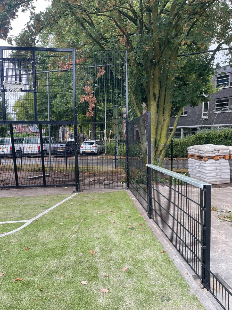 Maatwerk pannakooi met basketbal geleverd in Neede 3 Zwarte pannakooi van circa 6 x 10 meter met hoge kopwanden in Neede