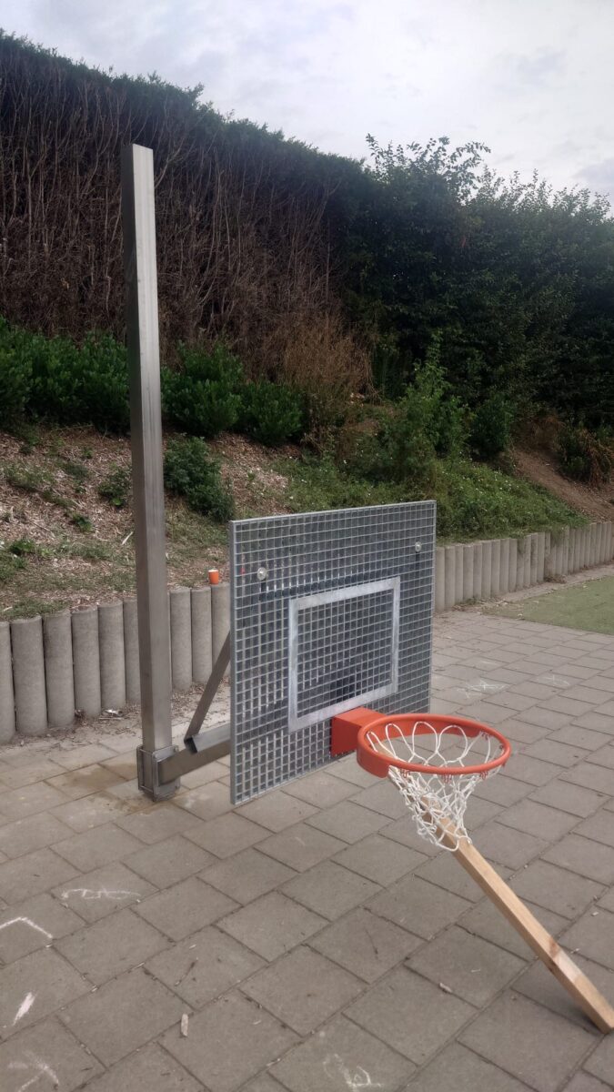 Sportvoorzieningen en fietsoverkapping geplaatst in Oegstgeest, Veldhoven en Harelbeke 8 Staander van basketbalpaal Rothe+ bevestigd in beton tijdens het uitharden