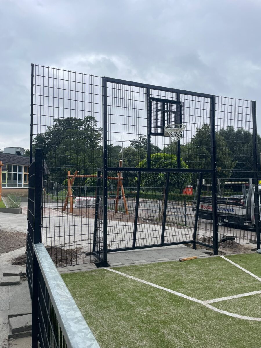 Maatwerk pannakooi met basketbal geleverd in Neede 2 Pannakooi met twee combidoelen van 2 x 2 meter en witte basketbalringen