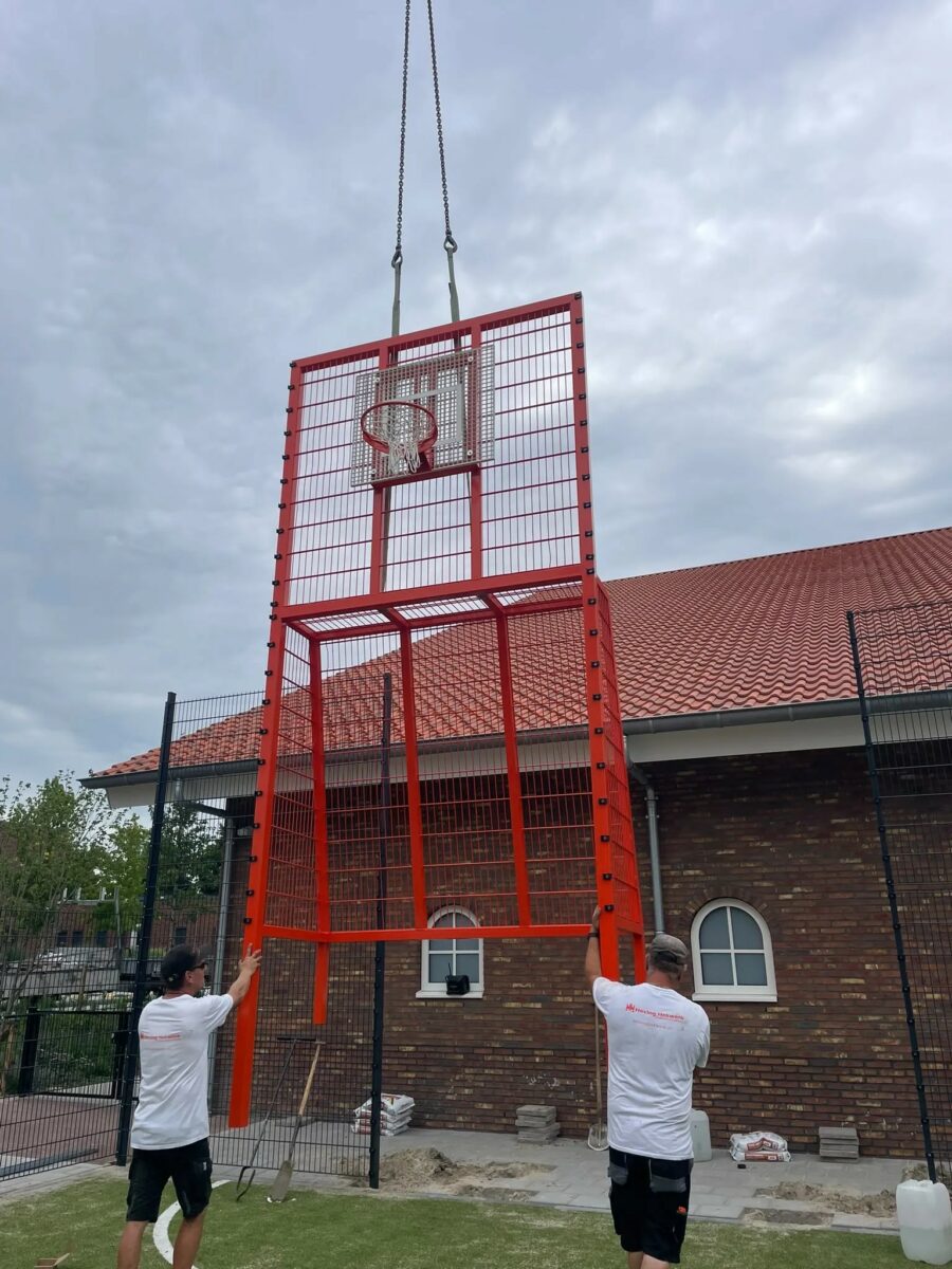 Hoe worden onze TRD300 voetbaldoelen van 3 x 2 en 2 x 2 meter geplaatst? 4 Pannakooi in RAL 7016 met geïntegreerde voetbaldoelen en basketbalunits