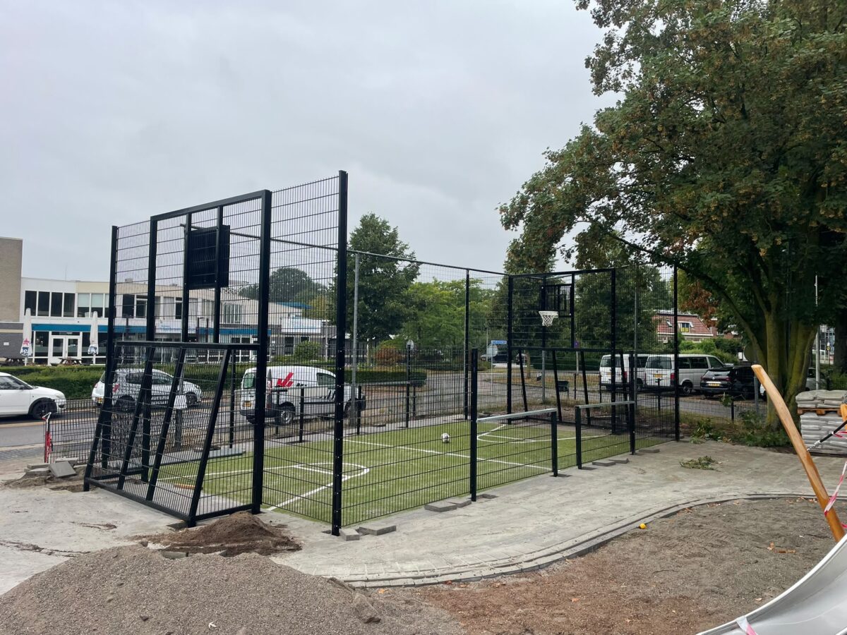 Maatwerk pannakooi met basketbal geleverd in Neede 4 Maatwerk pannakooi van 6 x 10 meter met basketbalvoorzieningen in Neede
