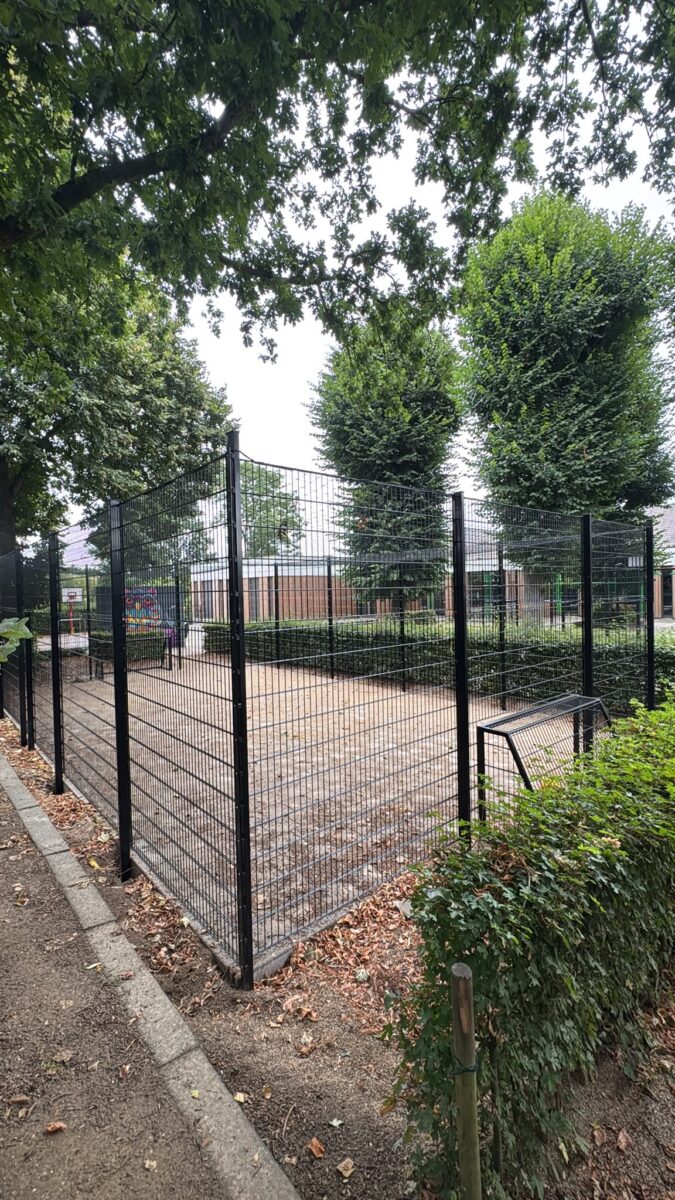 Maatwerk pannakooi van 12 x 7 meter geleverd in Urmond 3 Zwarte pannakooi met geïntegreerde voetbaldoelen van 2 x 1 meter