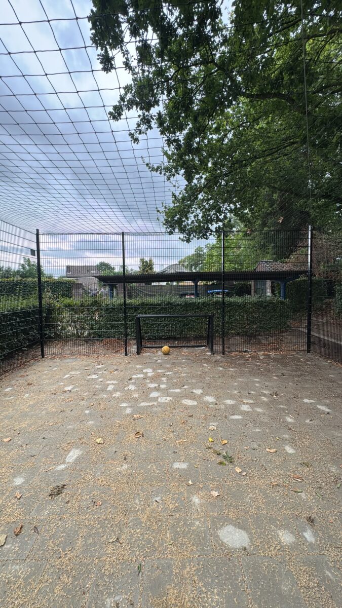 Maatwerk pannakooi van 12 x 7 meter geleverd in Urmond 2 Maatwerk voetbalkooi met drie meter hoge zwarte wanden en netvoorziening
