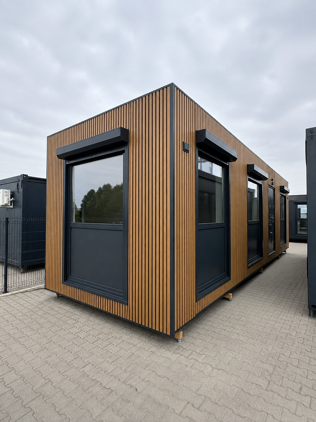 Kantoorunit 10 x 3 meter – luxe geïsoleerde kantoorcontainer 30 m² 8 Kantoorunit 10 x 3 meter met moderne houtlook gevelbekleding