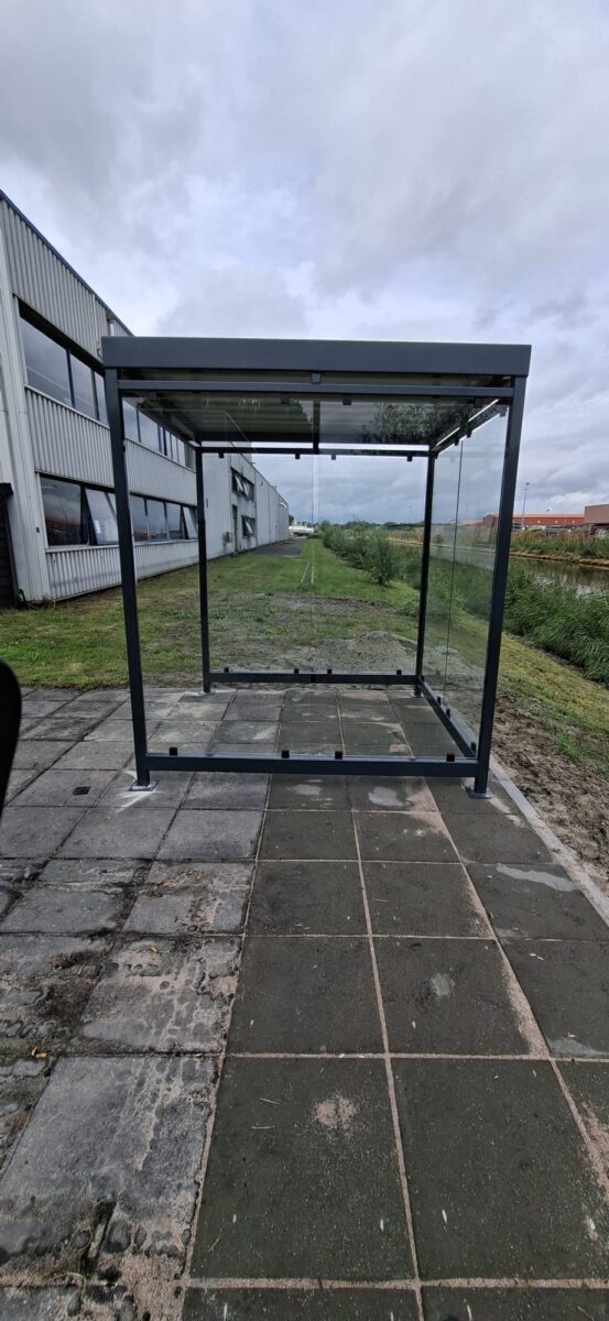 Rookoverkapping Myla 2 x 2 meter geleverd en gemonteerd in Lelystad 3 Glazen rookoverkapping van 2 x 2 meter voor een beschutte rookplek in Lelystad