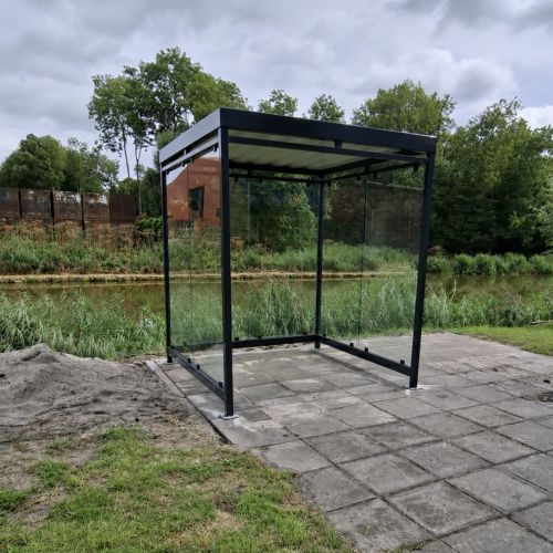 Rookoverkapping Myla Standaard 101 Moderne rookabri Myla met glazen wanden en staalconstructie in RAL 7016