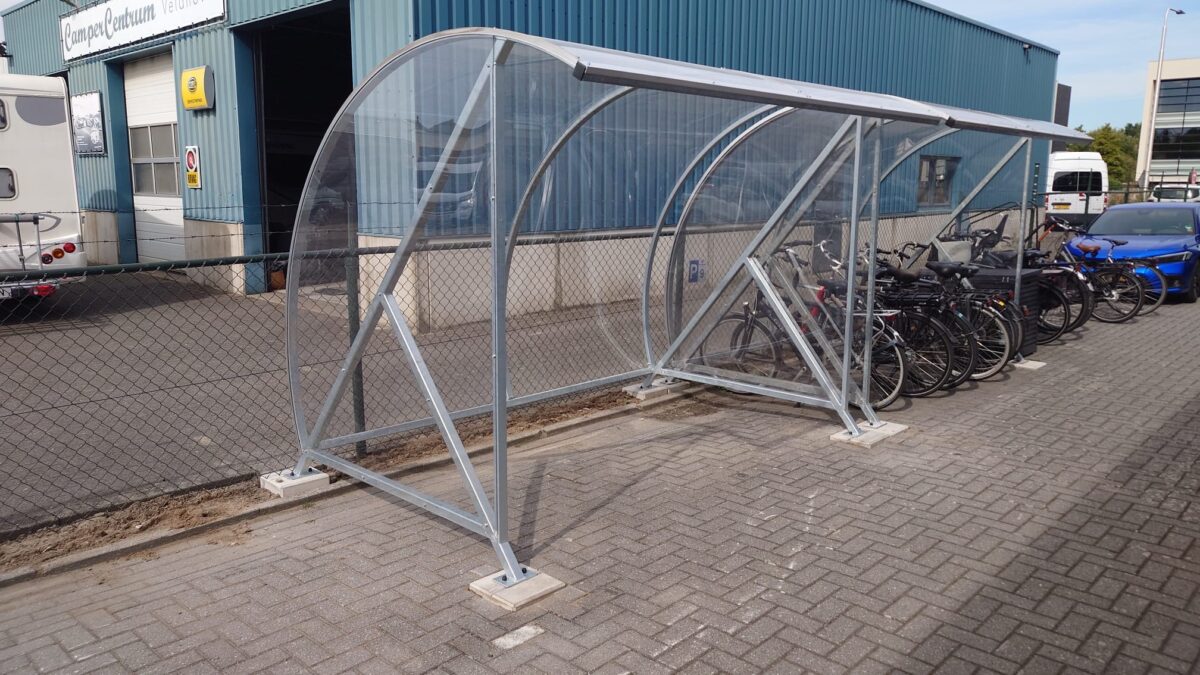 Welke wand kies je voor een fietsenstalling? Hout, glas, staal of polycarbonaat 6 Detail van verzinkte BF1000 fietsoverkapping met transparant polycarbonaat dak