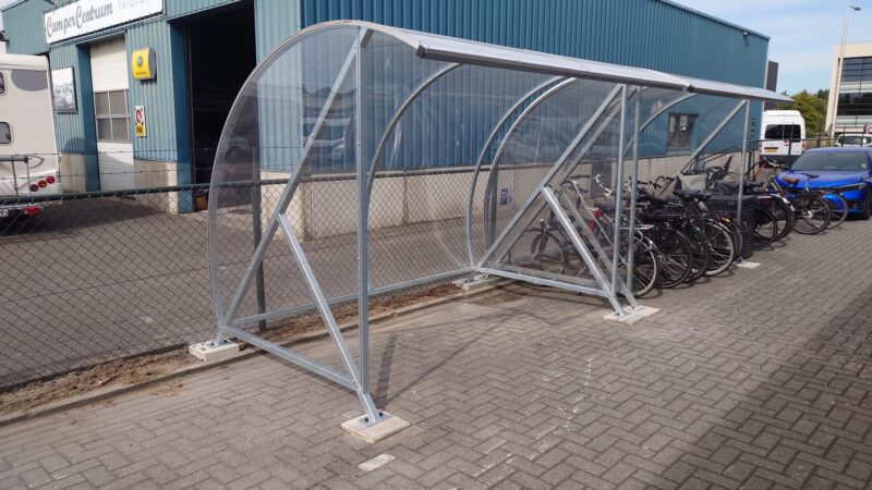Detail van verzinkte BF1000 fietsoverkapping met transparant polycarbonaat dak