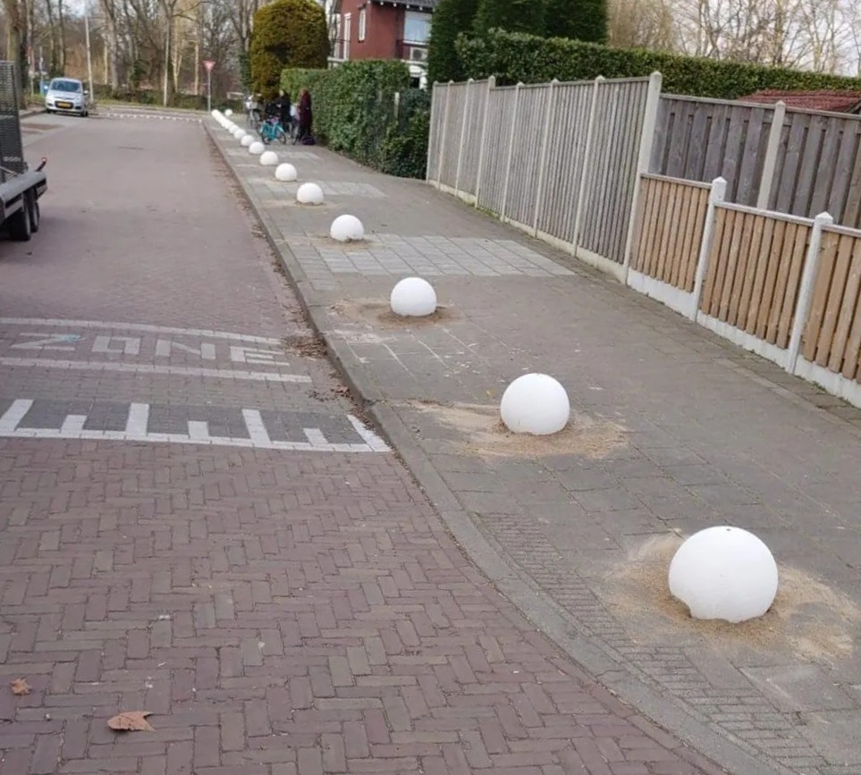 Welke parkeerpaal of afzetpaal kiest u? Verschillen, toepassingen en plaatsing 6 Betonbollen als robuuste afzetting geplaatst in Deventer