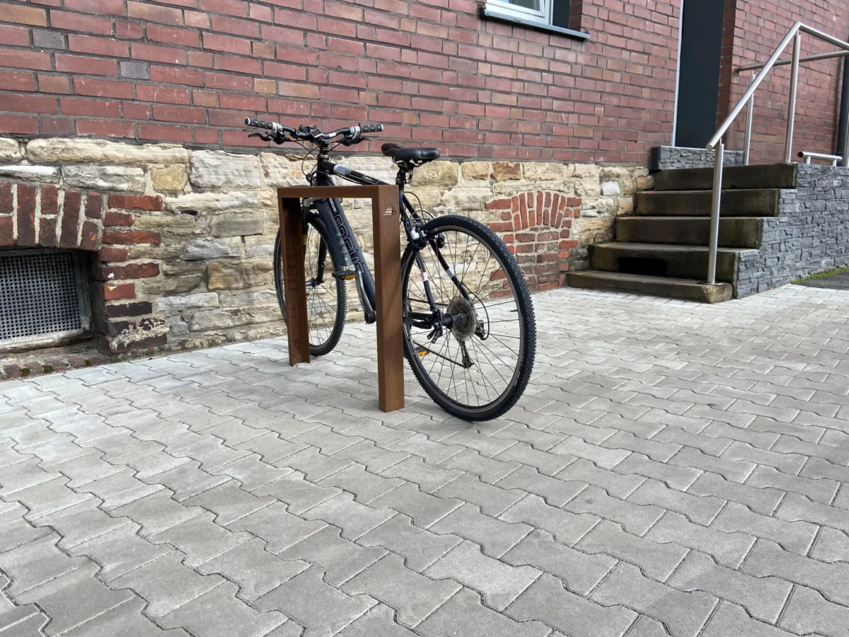 Alles wat u moet weten over fietsnietjes en aanleunbeugels 7 Fietsnietje van cortenstaal voor modern fietsparkeren in de openbare ruimte
