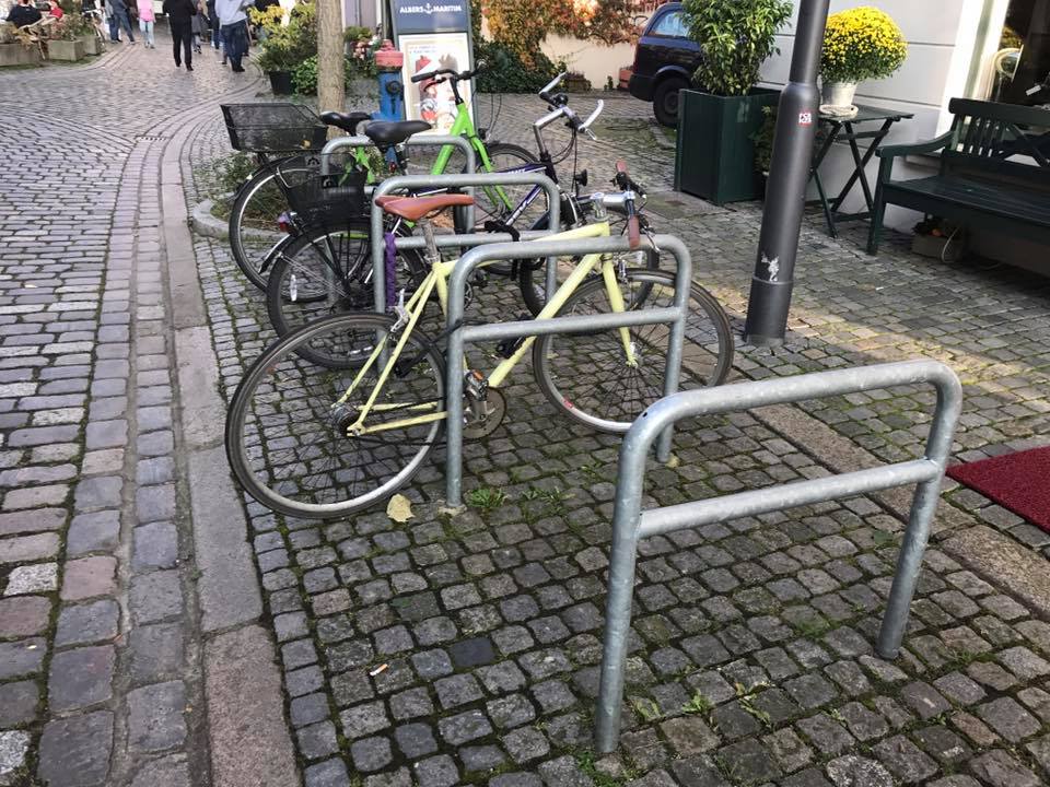 Alles wat u moet weten over fietsnietjes en aanleunbeugels 6 Aanleunbeugels D60 mm met tussenbuis in gebruik