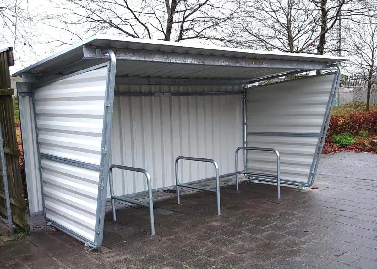 Alles wat u moet weten over fietsnietjes en aanleunbeugels 8 Thermisch verzinkte fietsnietjes met tussenbuis onder fietsoverkapping Karin