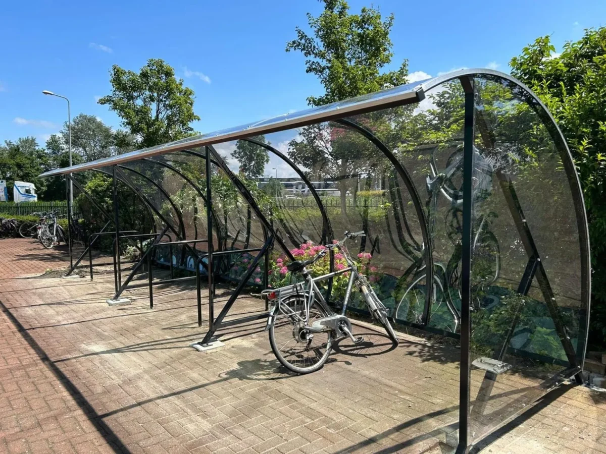 Veiligheid en design bij moderne fietsoverkappingen en rookoverkappingen 6 BF1000 fietsoverkapping 6 meter met zwart gepoedercoate fietsnietjes
